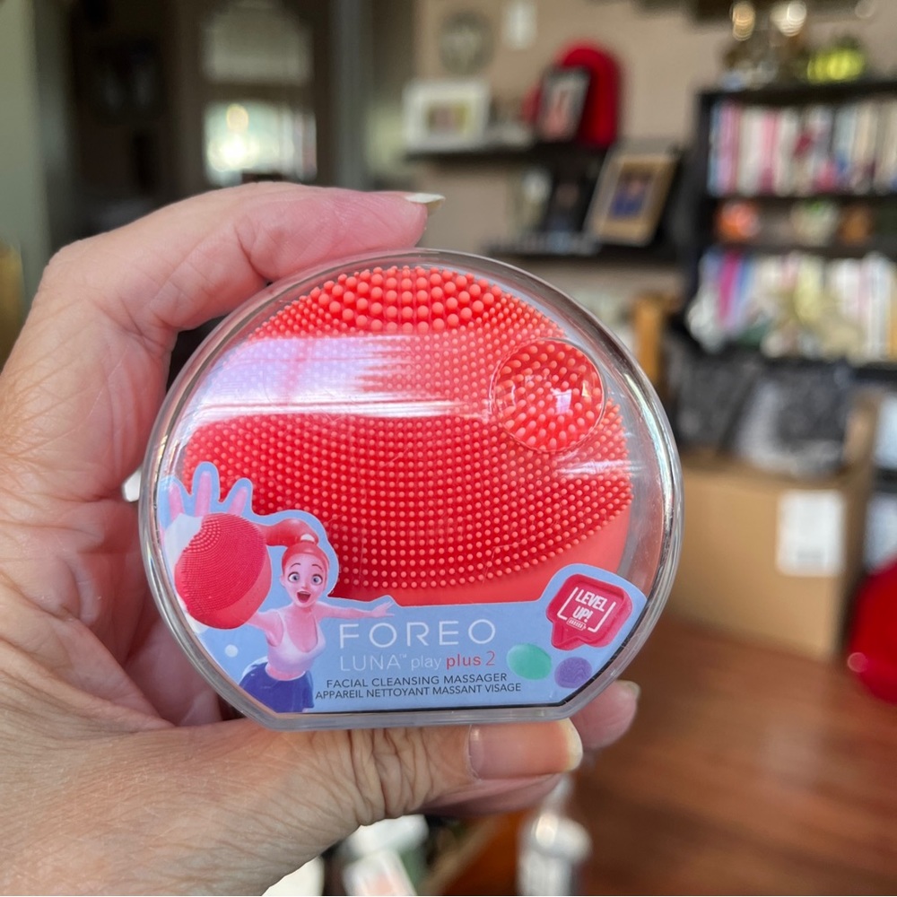 Foreo Luna Play Plus 2 in colour.  Orange.  New Sealed.